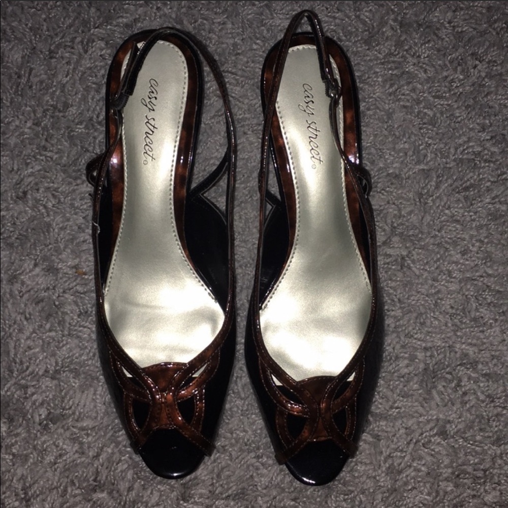 Dark patterned low pumps